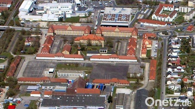 Die Leopoldkaserne steht seit Frühjahr 2018 leer. Mit der Entscheidung des Verteidigungsministeriums, die Panzerbrigade 12 nach Cham zu verlegen, endete eine militärhistorische Ära in Amberg. Die Stadt Amberg bekommt nun die Gelegenheit, das Areal zu erwerben. Luftbild: Bernd Georgi
