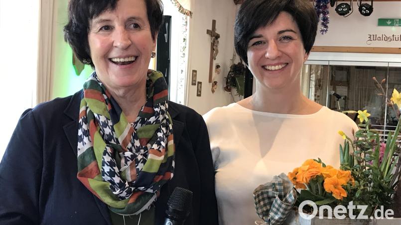 Sabine Schindler (rechts) ging beim Landfrauenfrühstück Wichtiges und Ernstes mit viel Humor an. Kreisbäuerin Erika Loos lachte gerne mit. Bild: mma