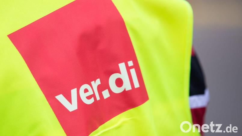 Ein Beschäftigter trägt bei einem Warnstreik eine Warnweste von Verdi. Bild: Tom Weller/dpa/Symbolbild