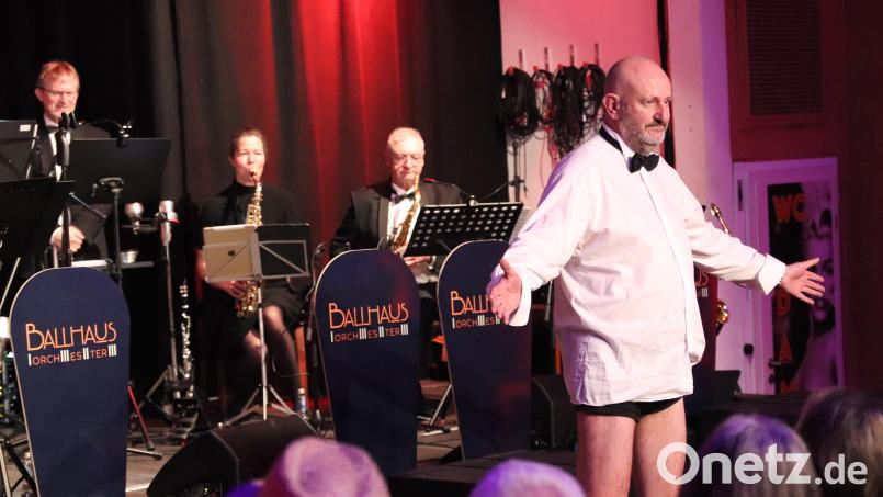 Vor stürmisch applaudierenden Damen und höflich klatschenden Herren lässt Saxofonist Georg Obermaier im Capitol die Hose sinken. Bild: cog