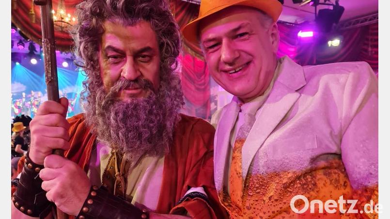 Landrat Roland Grillmeier (rechts) ließ sich bei &quot;Fastnacht in Franken&quot; natürlich auch mit Ministerpräsident Markus Söder fotografieren. Bild: Roland Grillmeier/exb