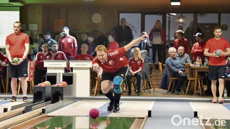 Der SC Luhe-Wildenau entschied das Bayernliga-Derby in Neukirchen für sich. Das Foto zeigt Daniel Witt (rechts) und Andreas Meixner (links), beide Fortuna Neukirchen, sowie Michael Wehner (Mitte) vom SC Luhe-Wildenau. Bild: Hubert Ziegler