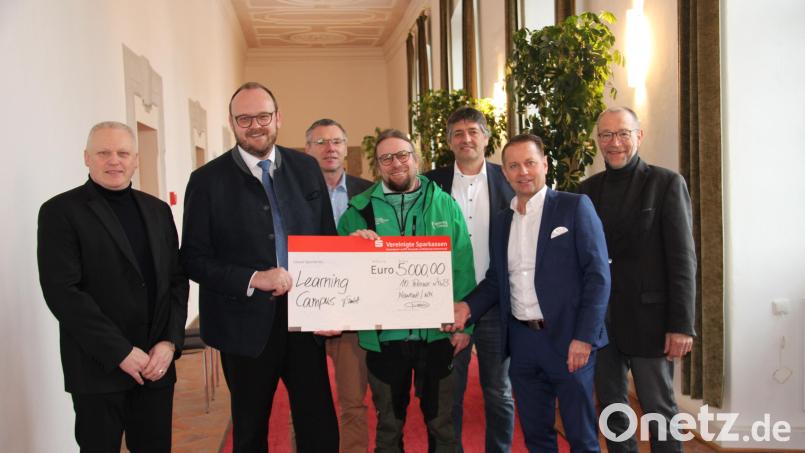 Mit 5000 Euro unterstützen die Vereinigten Sparkassen, vertreten durch den Vorstandsvorsitzenden Gerhard Hösl (Zweiter von rechts) und Landrat Andreas Meier (Zweiter von links) die Ferienfreizeit von Learning Campus, vertreten durch Geschäftsführer Stephan Müller (Vierter von rechts). Auch einige Gemeinden, vertreten durch Jürgen Kürzinger (Kirchenthumbach), Reinhard Sollfrank (Parkstein), Edgar Knobloch (Grafenwöhr) und Karl Lorenz (Eschenbach) (von links) steuerten 4500 Euro bei. Bild: prh