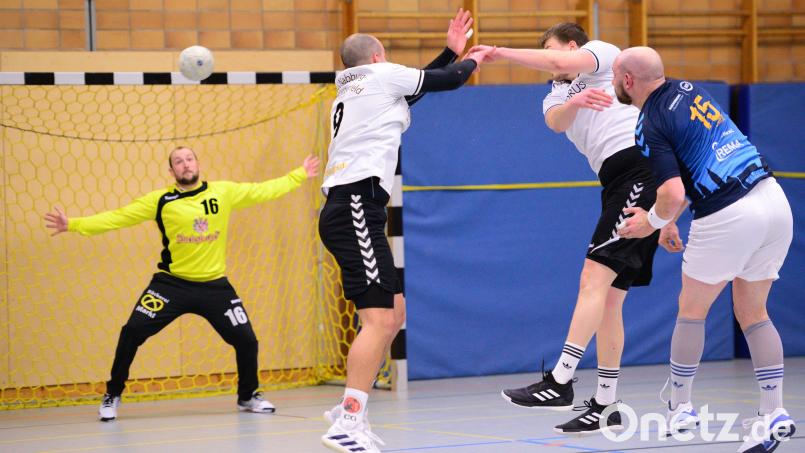 HC-Rückraumspieler Stefano Flierl (rechts) erzielt in dieser Szene eines seiner zehn Tore. Bild: ham