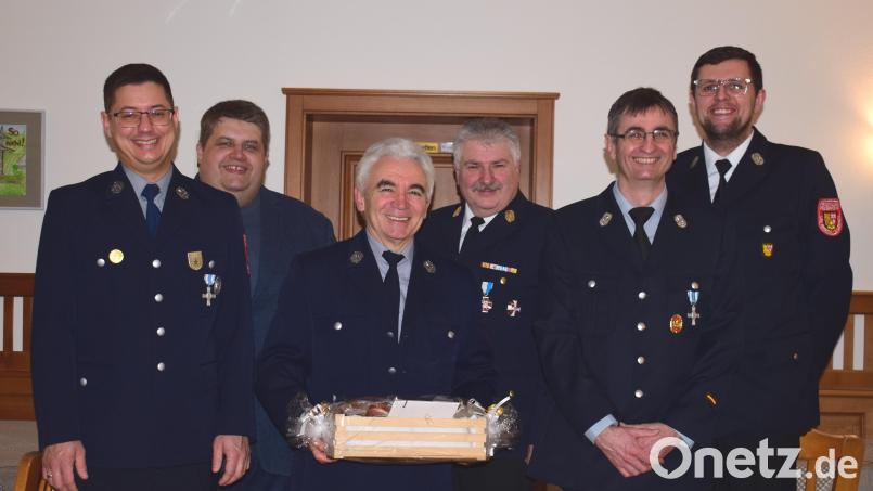 Die Feuerwehr Angfeld dankt mit einem Geschenkkorb: (von links) Vorsitzender Benjamin Hiltl, Bürgermeister Dieter Dehling, der ausgeschiedene Vorsitzende Hans Pickel, Kreisbrandinspektor Hans Sperber, Kommandant Klaus Kölbel und Kreisbrandmeister Thorsten Jobst. Bild: no