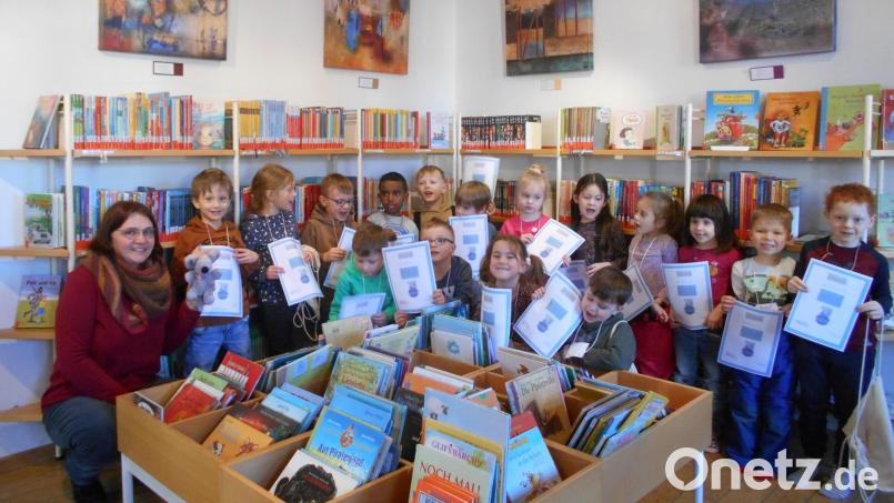Nicht nur die Mäuse- und die Maulwurfgruppe (im Bild), sondern auch die Tiger-, Elefanten-, Pinguin-, Waldbären- und die Igelgruppe erhielten von Judith Schliermann (links) einen Büchereiführerschein. Bild: jzk