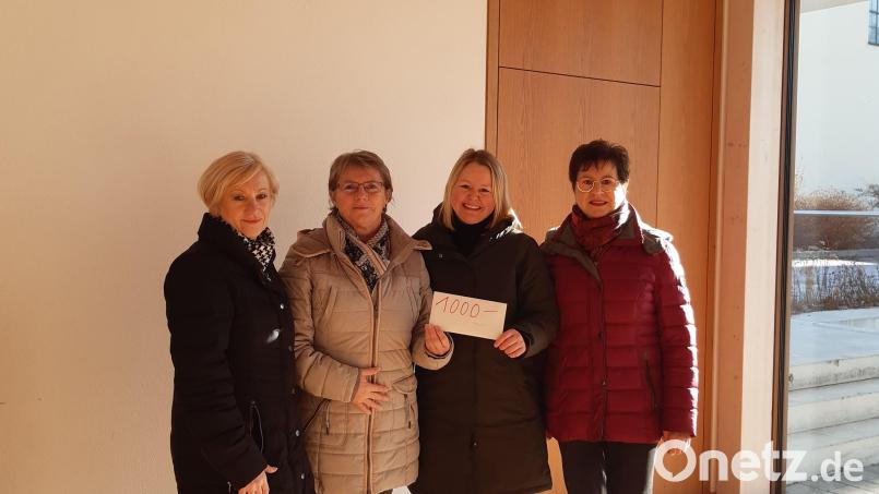 Karola Beer (links) und Christiane Zimmer (rechts) vom Frauenbund übergaben die Spende an Lydia Moosburger (Zweite von links) und Dr. Johanna Haferkorn (Zweite von rechts). Bild: Sieglinde Norgauer/exb
