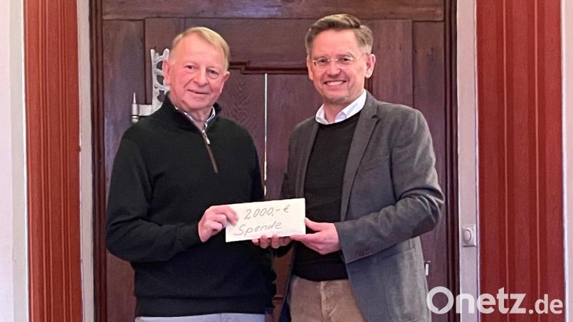 Norbert Schnödt (links) bei der symbolischen Übergabe der 2000-Euro-Spende an Fördervereinsvorsitzenden Landtagsabgeordneten Tobias Reiß. Bild: do