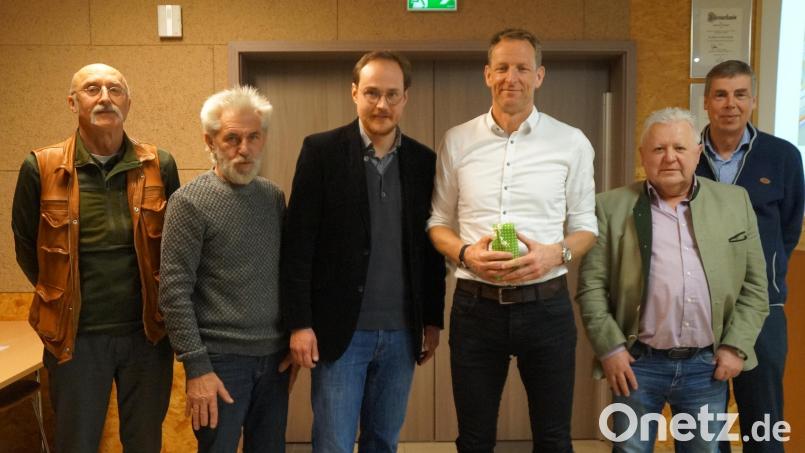 Tobias Ehrenfried (Dritter von links) bedankte sich im Namen der weiteren Mitglieder (von links) Günter Gilch, Josef Biebl, Peter Forster und Jochen Schneider bei Christian Meyer von der Abteilung Wirtschaftsförderung des Landkreises (Dritter von rechts) für seine Informationen. Bild: wel