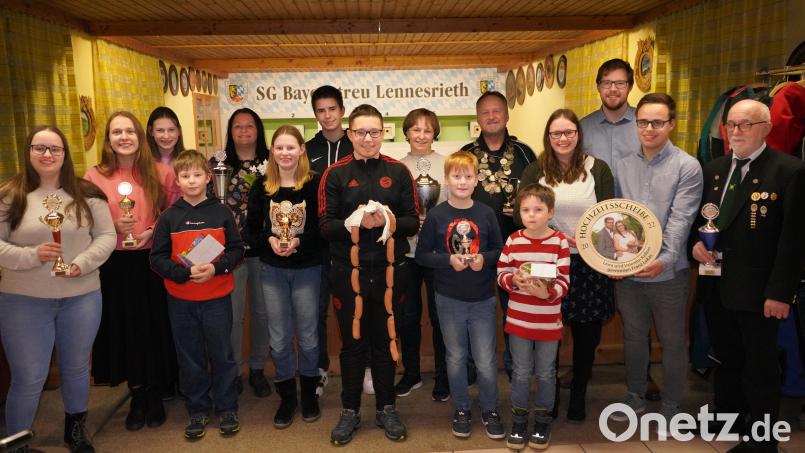 Die Bayerntreu-Schützen Lennesrieth ehren KönigeVereinsmeister und Pokalsieger. Schützenkönig ist Wolfgang Möhwald (hintere Reihe Zweiter von rechts). Bild: fvo