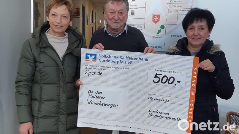 Anni Uhl (links) und Jutta Mattes übergeben Dieter Landgraf die Spende der Naabdemenreuther Landfrauen. Bild: fz