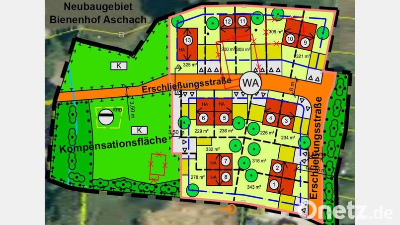 Der Bebauungsplan &quot;Zum Bienenhof&quot; in Aschach weist insgesamt 13 Bauparzellen mit Einzel- und Doppelhäusern (rot) aus. Das Wohngebiet soll über eine Straße erschlossen werden. Zur Erhaltung von Natur und Landschaft ist eine Kompensationsfläche (grün) vorgesehen. Grafik: Landschaftsarchitekt Siegfried Lösch/exb