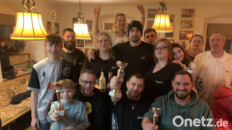 Die besten des Turniers: Vorne, sitzend von links, Andreas Fütterer mit seinem Sohn Nick, Sieger Stefan Kriesche und Mario Lenhardt. Stehend, Dritte von links: Birgit Reißer sowie Wolfgang Fillep (rechts) Bild: tok