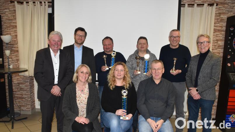 Die besten Fotografen zusammen mit den Ehrengästen. Präsidentin Zaneta Weidner (vorne Mitte) gewann selbst den schönsten Pokal beim Jahreswettbewerb. Bild: hcz