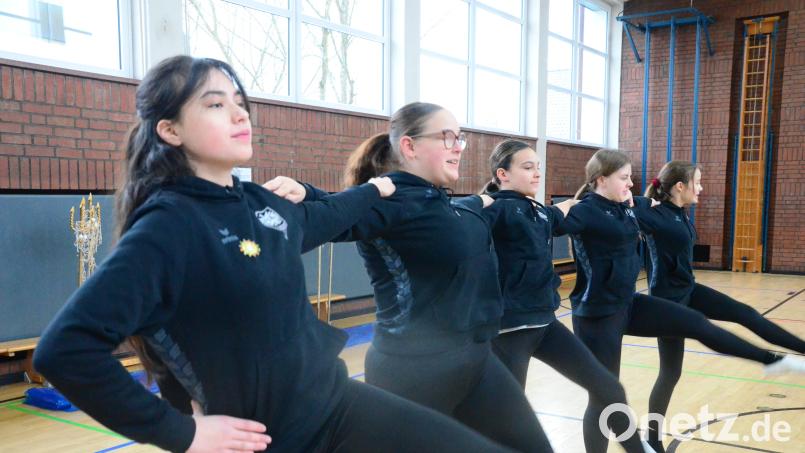 Die ehemaligen Narrhalla-Tänzerinnen beim letzten Warm-up der Saison in der Rehbühlschule. Bild: Kunz