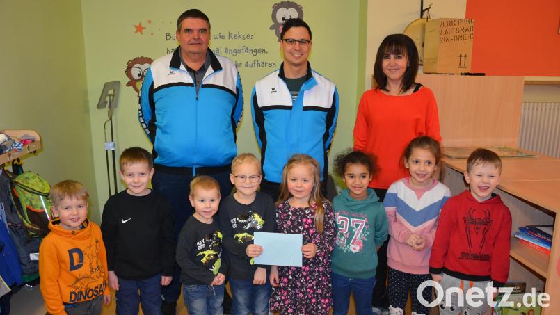 Die ehemaligen Vorsitzenden des aufgelösten Minigolfclubs Mitterteich-Großbüchlberg, Jürgen Lang (Mitte) und Jürgen Beier, überreichten an Kinderhausleiterin Susanne Fellner den Rest des Vereinsvermögens in Höhe von 1182,13 Euro. Darüber freuten sich auch die Kinder des Hauses „Die kleinen Hankerler“. Bild: jr