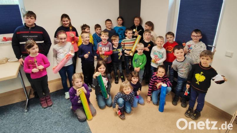 Die Kinder sind ganz stolz auf ihre selbstgebastelten Instrumente. Bild: Thomas Nirschl/exb