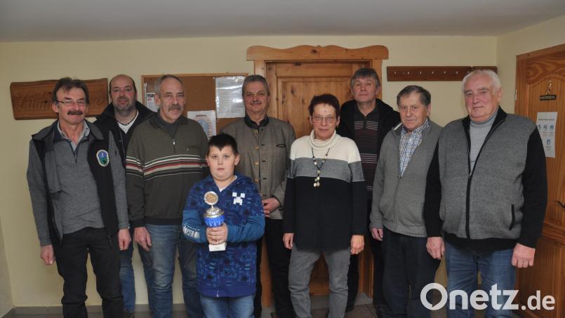 Neuwahlen und Ehrungen standen bei den Kleintierzüchtern in der Züchterklause an. Vorsitzender bleibt weiterhin Josef Faltenbacher (links) Er wird von Reinhard Arnold aus Waldthurn (Dritter von links) unterstützt. Mehrere Vorstandsmitglieder besetzen Posten in Personalunion. Mathias Später (vorne) erhält einen Pokal , weil er mit seinen Zwergwiddern rhönfarbig eine hohe Punktzahl erreichte. Bürgermeister Andreas Wutzlhofer (Mitte) gratuliert allen Gewinnern. Bild: dob