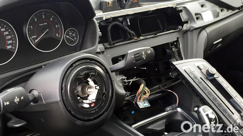 So kann es nach einem Einbruch und Diebstahl der Elektronik wie Navigation, Lenkrad & Co im Fahrzeuginneren aussehen. Die Polizei aber hat Tipps, wie sich Autobesitzer schützen können. Symbolbild: Andrea Löbbecke