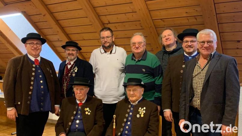 Verdiente Trachtler werden geehrt: (stehend, von links) Vereinsvorsitzender Andreas Götz, Gauvorsitzender Peter Kurzwart, Andreas Wiesend, Christian Roppelt, Lothar Bauer, Zweiter Vorsitzender Johannes Trenz, Zweiter Bürgermeister Norbert Gradl, (sitzend, von links) Ludwig Barth und Georg Bauer. Bild: Meike Diertl/exb