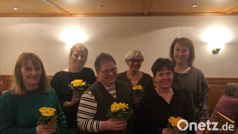 Dem Vorstand des Gartenbauvereins gehören (von links) Christina Strenzel, Sandra Henselmann, Ingrid Loos, Renate Päßler und Kerstin Bodendörfer an, hier mit Bürgermeisterin Brigitte Bachmann. Bild: Kerstin Bodendörfer/exb