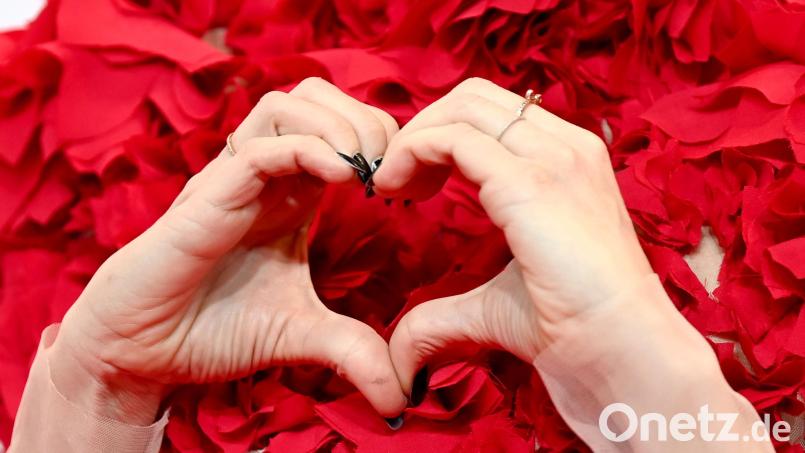 Herz ist Trumpf am Valentinstag. Ob sich die Zuneigung nun in roten Rosen ausdrückt, im gemeinsamen Essen gehen oder in herzförmigen Brezen, ist eine Geschmacksache. Viele kommen auch ganz ohne Geschenke aus, was der Liebe keinen Abbruch tut. Symbolbild: Jens Kalaene/dpa