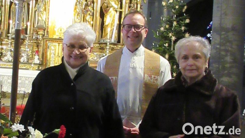 Präfektin Ottilie Donhauser (links) und Kassier Doris Laußer mit Stadtpfarrer Thomas Helm. Bild: Donhauser/exb