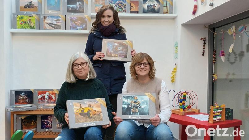 Bücherleiterinnen Annemarie Fink und Christa Schläger freuen sich über die Überreichung des Puzzle-Starterpakets durch Judith Haustein. Bild: Annemarie Fink/exb