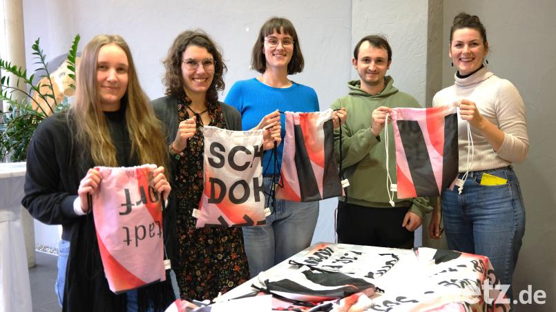 Das Zwickl-Team steht in den Startlöchern. Von links: Katrin Ströbl, Sophia Hutzler, Kerstin Scherl, Daniel Klink und Anne Schleicher. Sie bieten Festival-Taschen zum Kauf an, die in einem Beschäftigungsprojekt der Diakonie entstehen. Bild: Hirsch