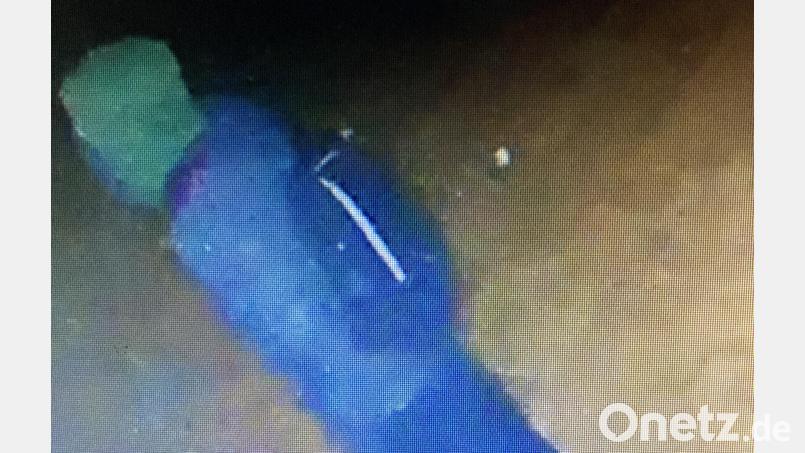 Ein Bild der Überwachungskamera zeigt den Täter. Bild: Polizei Oberpfalz