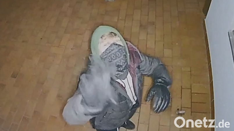 Ein Bild der Überwachungskamera zeigt den Täter. Bild: Polizei Oberpfalz
