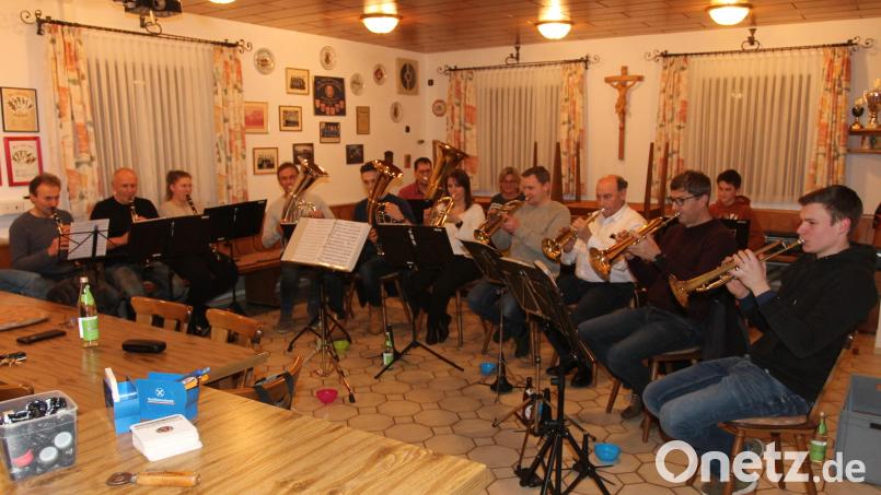 Die Blaskapelle Waldkirch mit Konrad Träger, Hermann Plödt, Celine Schön, Chef Bernhard Träger, Sebastian Träger, Achim Helgert, Daniela Troidl, Maria Träger, Stefan Völkl, Engelbert Träger, Manfred Eberlein, Bastian Völkl und Michael Völkl (von links) probt eifrig für die Auftritte. Bild: pi
