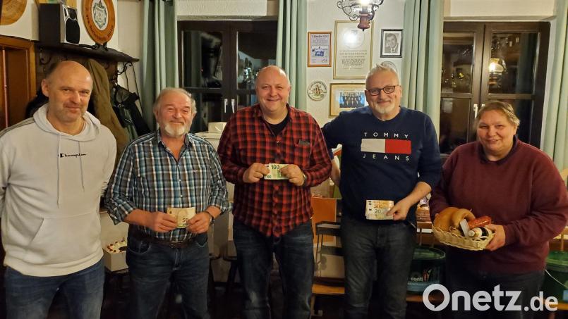 Organisator Hubert Pühler gratuliert den Gewinnern Josef Kindl, Stefan Kellner und Frank Prediger (von links). Beatrix Nitschke überreicht er den Trostpreis. Bild: Schützenverein/exb