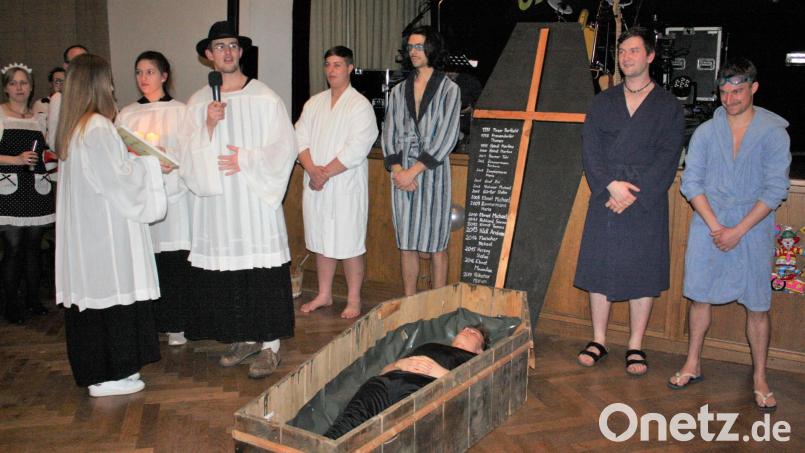 Mehr als 20 Jahre lang war das Faschingsbegräbnis ein Höhepunkt beim Kehrausball der Jugend am Faschingsdienstag. Heuer gilt das Augenmerk dem großen Samstagsball, bei dem ebenfalls die „Gaudiburschen“ aufspielen werden. Archivbild: lg