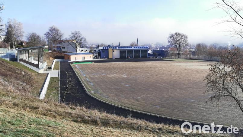 Tribüne und Aschenbahn des Jahnstadions sind fertig saniert. Im Frühjahr 2023 stehen beim Millionenprojekt noch Restarbeiten an. Bild: Portner
