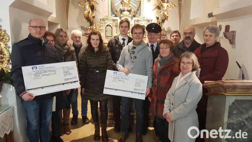 Vertreter der Kirchenverwaltung und des Ortsausschusses Högling spendeten einen Teil des Erlöses aus dem Adventsmarkt. Bild: Pfarrer Hoch/exb