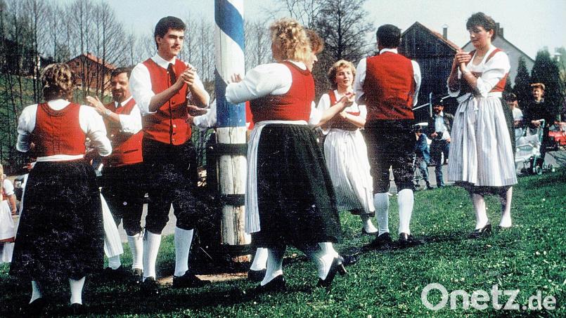Die Förderung des Brauchtums sowie die Bereicherung vieler Festlichkeiten gehörten einst zum Vereinsleben des Volks- und Gebirgstrachtenvereins „Stamm“ Friedenfels. Im Bild die Trachtler im Jahr 1988 beim Tanz um den Maibaum im Ortsteil Frauenreuth. Archivbild: bsc