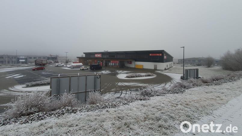 Der Rewe-Markt in Erbendorf soll erweitert werden. Auf der Fläche rechts neben dem Bestandsgebäude soll ein Getränkemarkt entstehen. Bild: kaz
