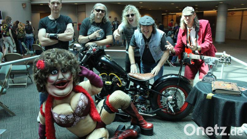 Bei zwei Jubiläumskonzerten werden AC/DX. mit ihren Fans auf dem "Highway to Hell" reiten. Gründungsmitglied Dieter Zug (stehend, Zweiter von links) verspricht außerdem einige Überraschungen. Bild: exb