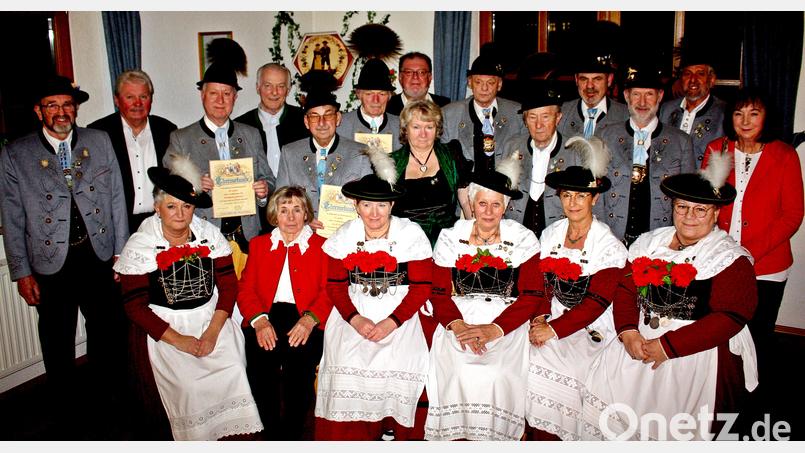 Zahlreiche Mitglieder des Trachtenverein Almrausch-Stamm Weiden erhalten bei der Jahreshauptversammlung in der „Almhüttn“ die Gauehrung für langjährige Mitgliedschaft in der Trachtenbewegung. Diese ist nur für aktive Trachtenträger. Links stehend ist Gauvorstand Peter Kurzwart, Dritter von links ist Vorsitzender Wolfgang Gmeiner. Bild: R. Kreuzer