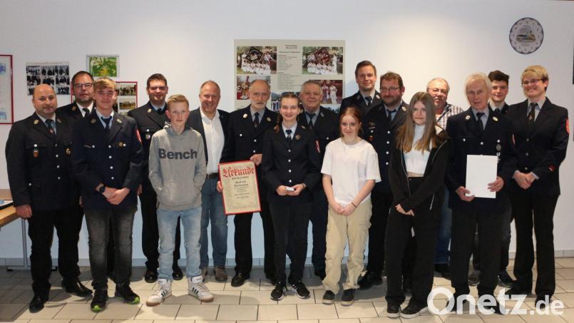 Die Feuerwehr Neuersdorf wählt einen neuen Vorstand mit Vorsitzendem Christian Heindl (Sechster von rechts) an der Spitze und ernennt Johann Pilarski (Siebter von links) zum Ehrenmitglied. Ihnen gratuliert der Schnaittenbacher Bürgermeister Markus Eichenmüller (Sechster von links). Bild: Josef Mutzbauer/exb