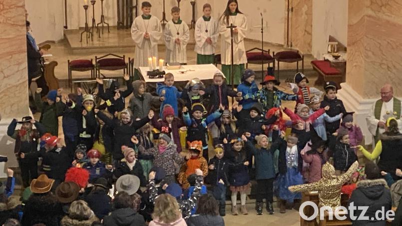 Die Kinder sangen gemeinsam das Schlusslied, nachdem die Grundschüler mit einer Büttenrede überrascht hatten. Bild: Josef Glas