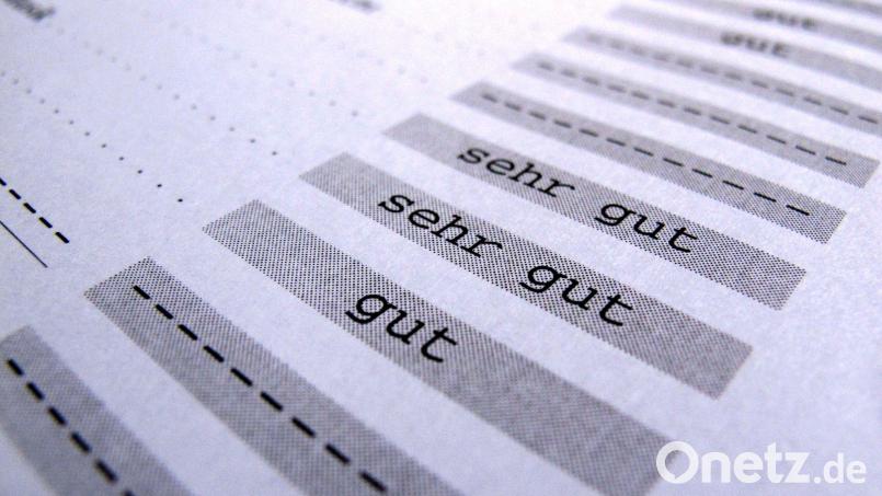 Zeugnisse von Schülern liegen auf dem Tisch eines Gymnasiums in Kaufbeuren. Bild: picture alliance / dpa/Archivbild