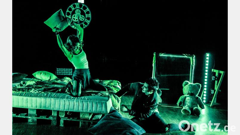 Sid (Nils Dirscherl) und Nancy (Lisamarie Berger) spielen die Hauptrollen in dem neuen Ovigo-Stück. Bild: Freya Fehse/exb