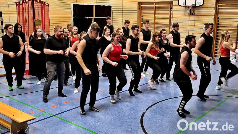 Es wird fleißig geübt. Der gemeinsame Showtanz der drei Gruppen &quot;No Limits&quot;, Treasures und Pussycat Dolls&quot; wird beim Rosenmontagsball des FC Luhe-Markt zu sehen sein. Tanzen die drei Gruppen gemeinsam, nennen sie sich „Reh.louh.ded“. Bild: R. Kreuzer