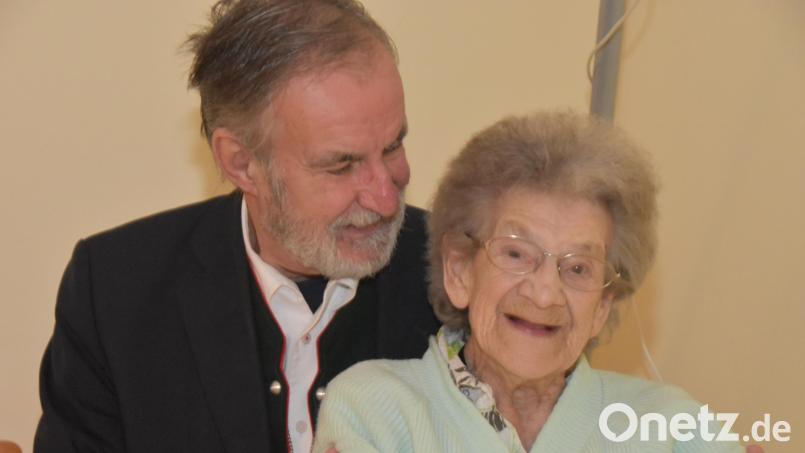 Elsa Binner (97) ist 75 Jahre beim Trachtenverein. Ihr Sohn Josef &quot;Timi&quot; Binner und unser Reporter besuchten das Almfrieden - Urgestein im BRK Senioren - und Pflegeheim. Timi Binner, der in den 70er Jahren auch einmal Faschingsprinz war, wurde für 55 Jahre Almfrieden-Treue geehrt. Bild: hcz