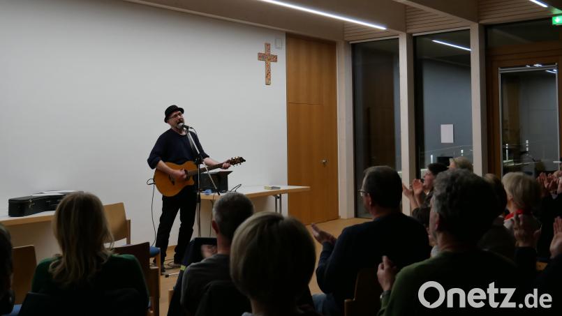 Liedermacher Hubert Treml spielte im Pfarrheim Schwarzenfeld mit seiner Gitarre zum Thema „Herzenssache“ auf, während das Publikum im Takt klatschte. Bild: pjgr