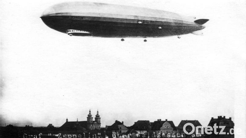 Das Luftschiff LZ 127 Graf Zeppelin überflog am 28. September die Region bei Waldsassen. In der &quot;Grenzzeitung&quot; wurde wenig später über das Ereignis und über &quot;drollige Zwischenfälle&quot; berichtet. Von einem zu erzählen weiß Pfarrer in Ruhe Hans Riedl aus Kirchenlamitz, der aus Netzstahl bei Waldsassen stammt. Bild: Archiv Bruno Salomon/exb