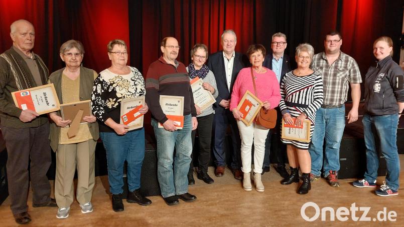 15 Mitglieder waren für Ehrungen vorgesehen, aber nur sechs holten sich ihre Urkunde persönlich ab. Von links Josef Stanek, Theresia Stanek, Irmgard Gradl, Hans Fischer, Annemarie Fischer, Landrat Richard Reisinger, Anna Markovic, Bürgermeister Michael Göth, Ute Bender, Vorsitzender Manuel Neidel und seine Stellvertreterin Sonja Oppermann. Bild: mfh