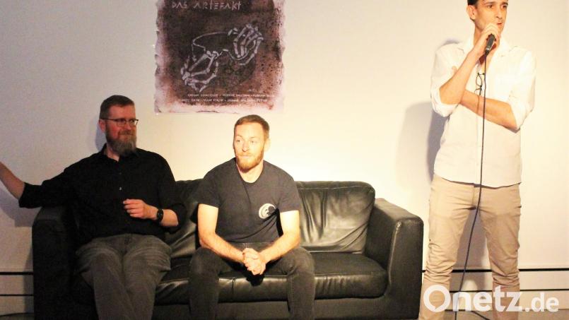 Marcus Trepesch, Künstler und Gestalter des Covers, begeistert mit seiner kurzen Einleitung und Begrüßung. „Das Artefakt“ von Autor Jörg Fischer (links) und Tonmeister Mario Weiß (Mitte) findet bei der Premiere im Kulturstift großen Zuspruch. Bild: Dagmar Williamson, dwi